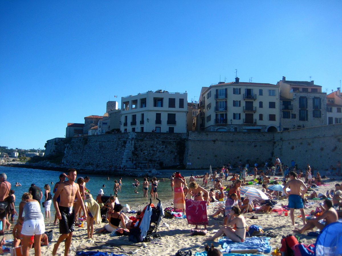 La playa urbana del centro de Antibes