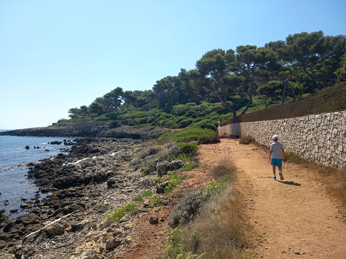 Siguiendo el sendero que recorre el Cap d'Antibes