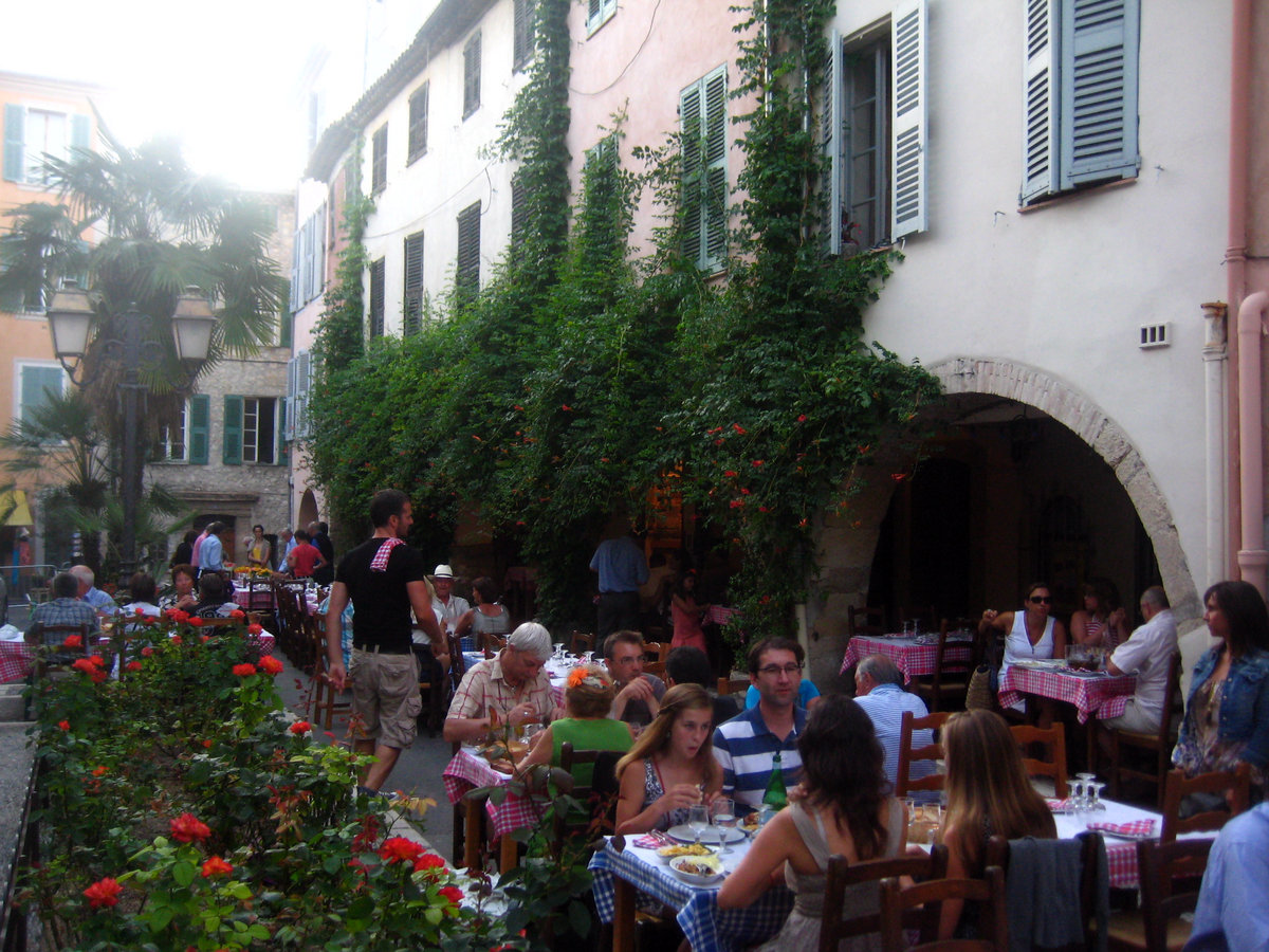 Comiendo en un restaurante al aire libre en Biot
