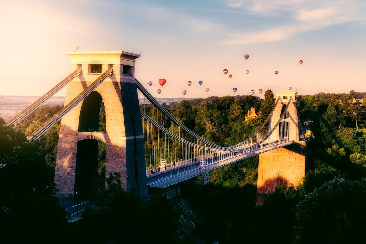 puente colgante con globos aerostáticos
