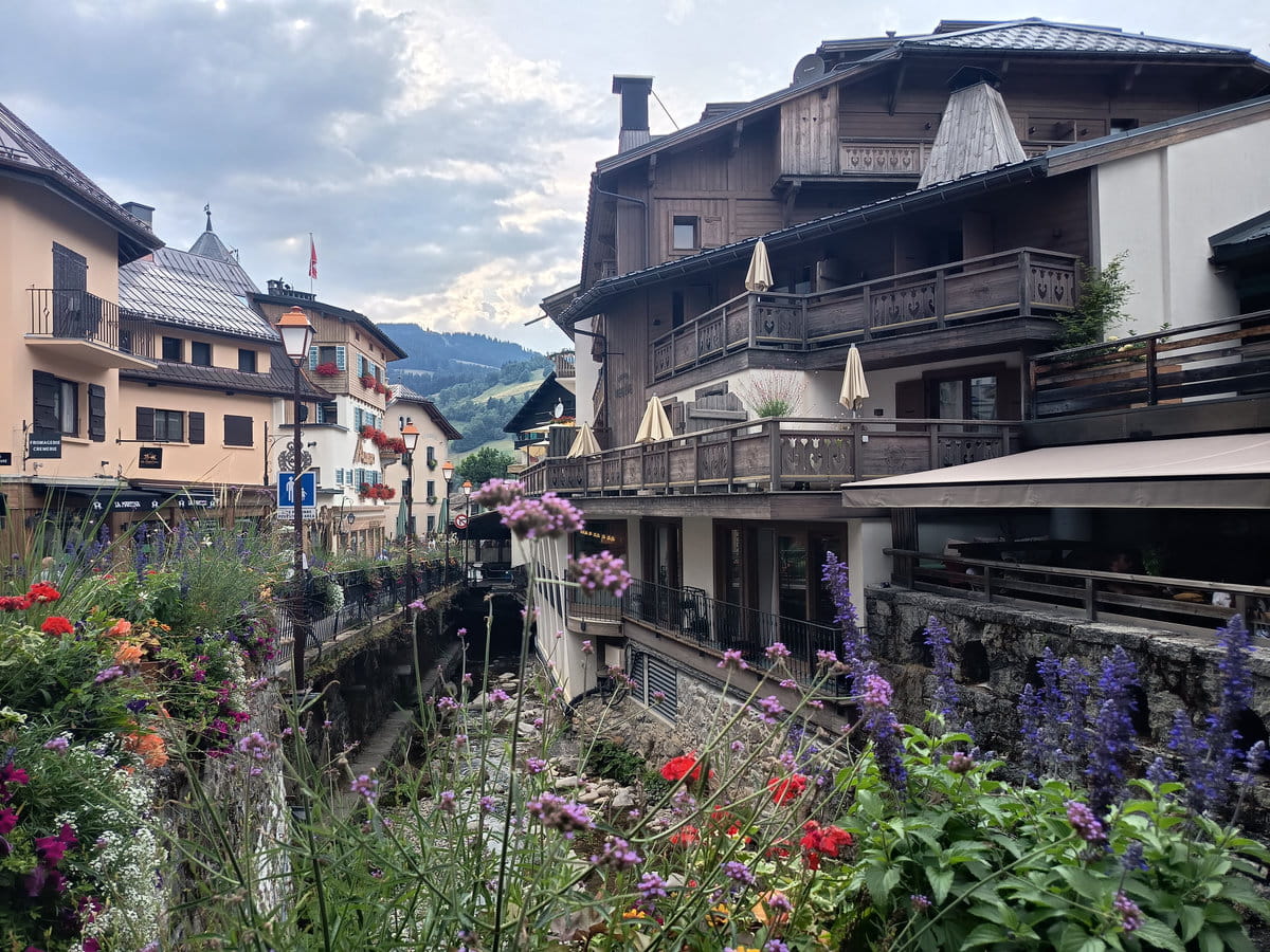 Flores adornando el pueblo de Megève
