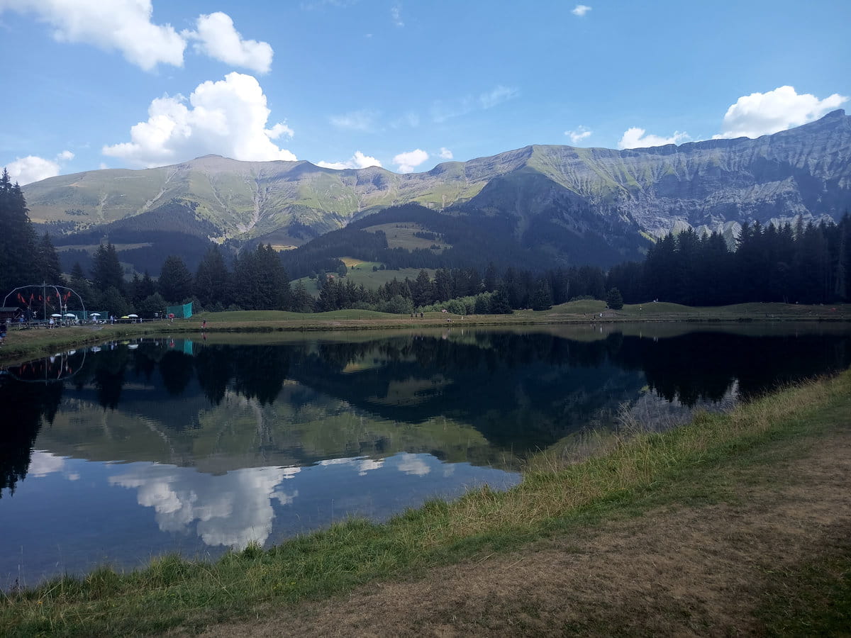 Las aguas del lago de Combloux