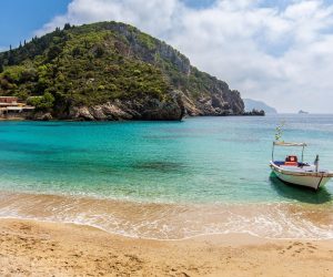 playa e isla paradisíaca con bote