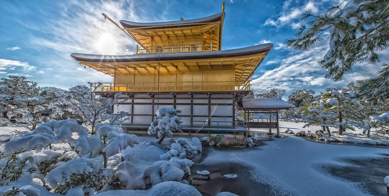templo con nieve kioto