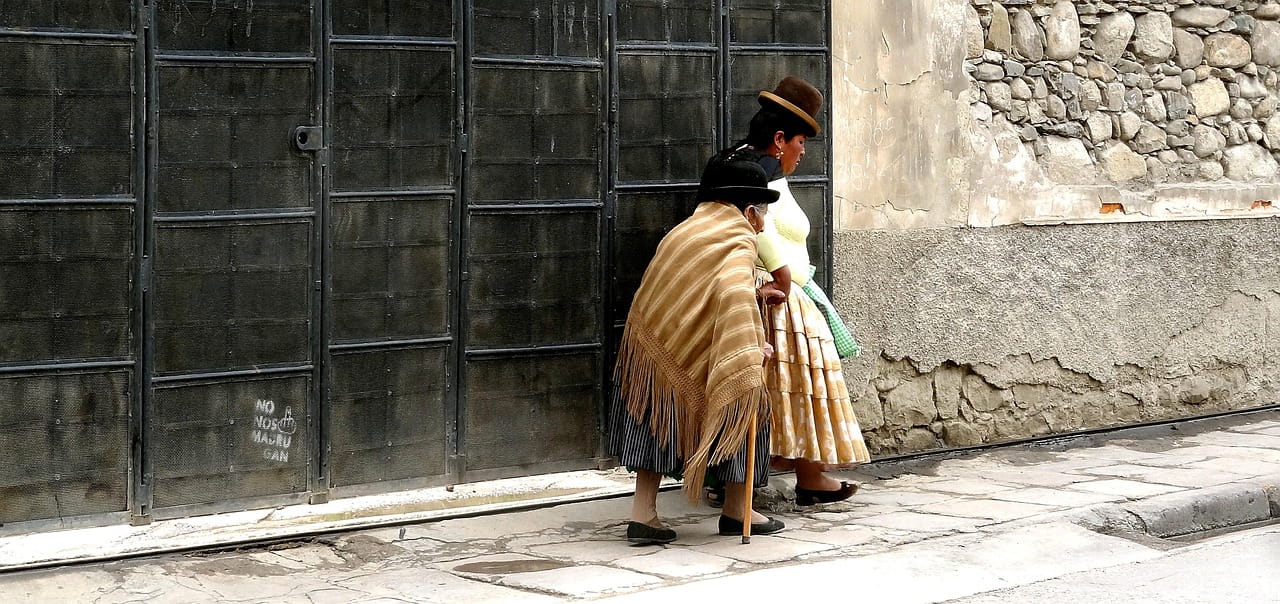 señoras caminando en la paz
