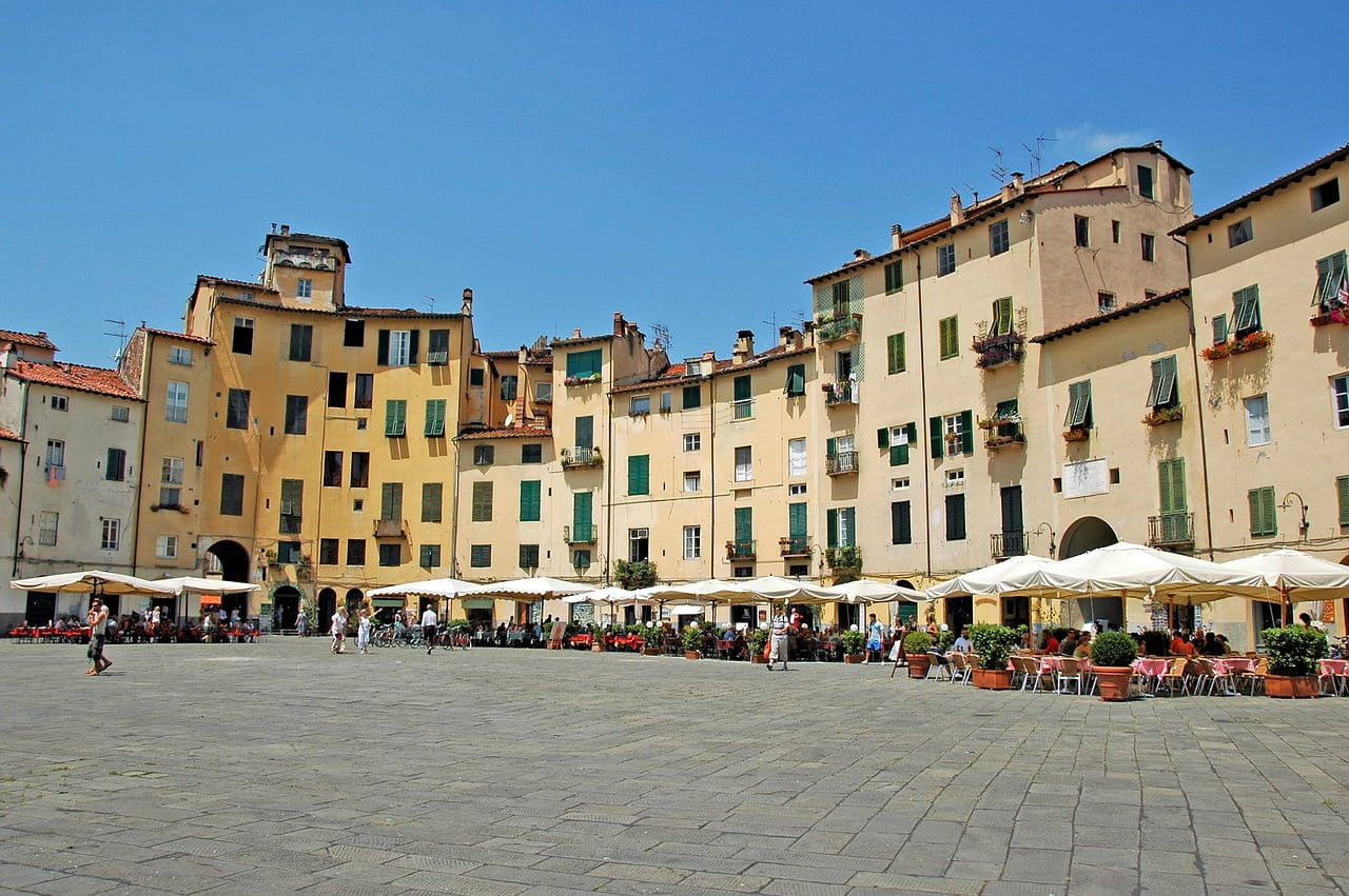 casas plaza Lucca