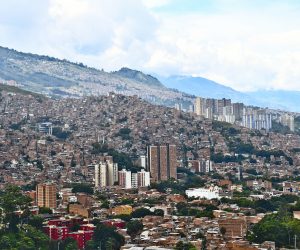 vista aérea ciudad en ladera de montaña