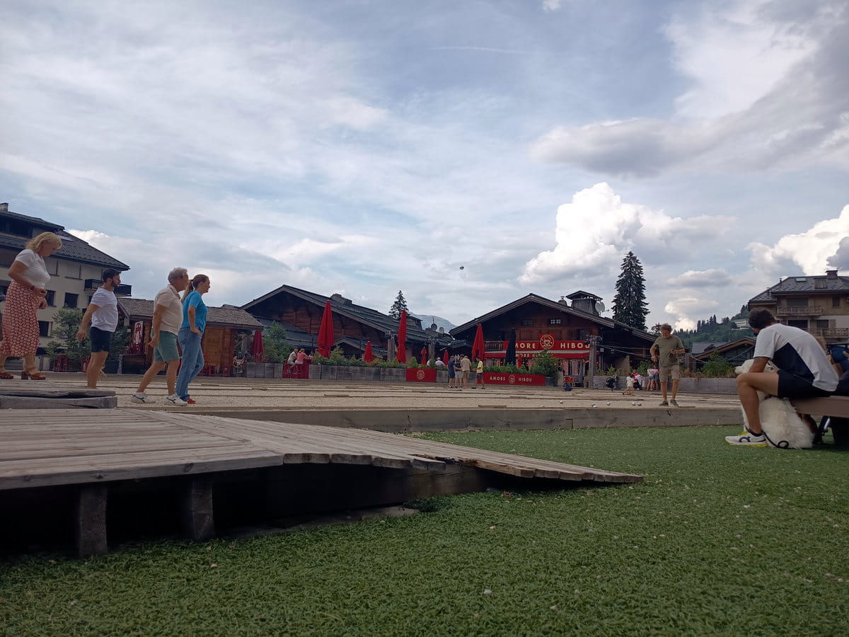 Una partida de petanca en el centro de Megève