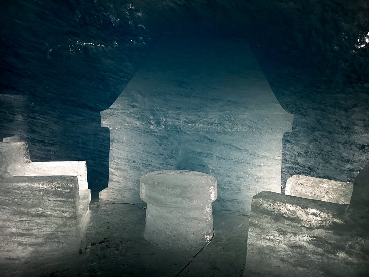 En el interior de la cueva encontraréis curiosas esculturas de hielo