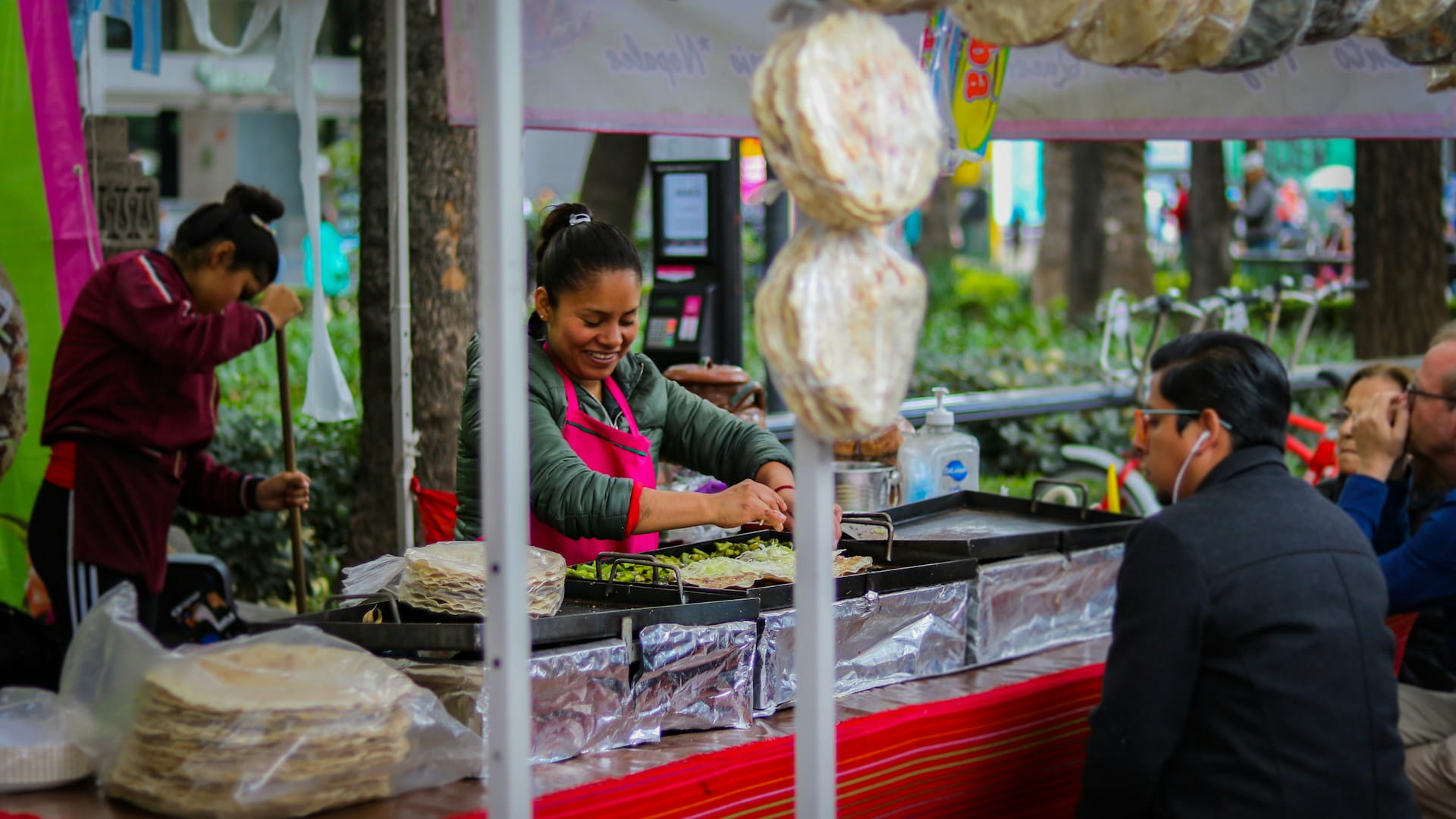 personas en mostrador comiendo algo en Ciudad de México