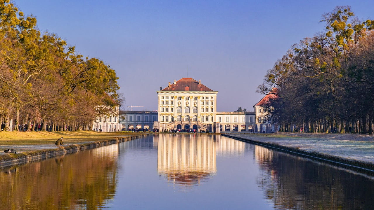 anitguo palacio reflejado en lago luz otoñal