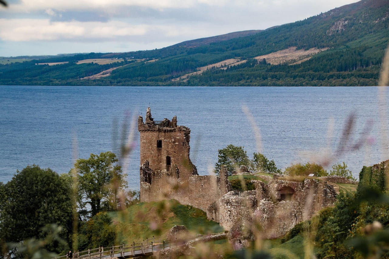 lago ness con castillo