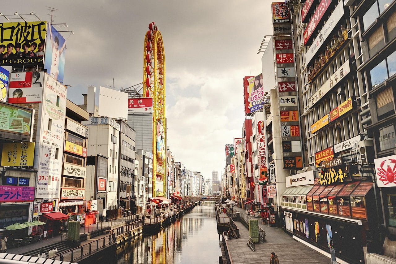 canal con edificios altos y modernos en Osaka Japón
