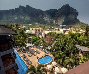 hotel en Phuket con vistas piscina y selva
