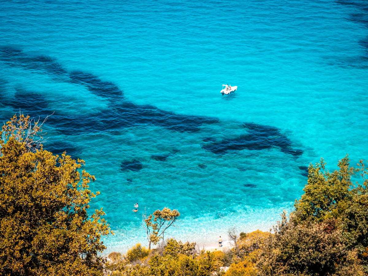 Ksamil, aguas cristalinas en Albania