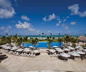 piscina con hamacas y el mar caribe