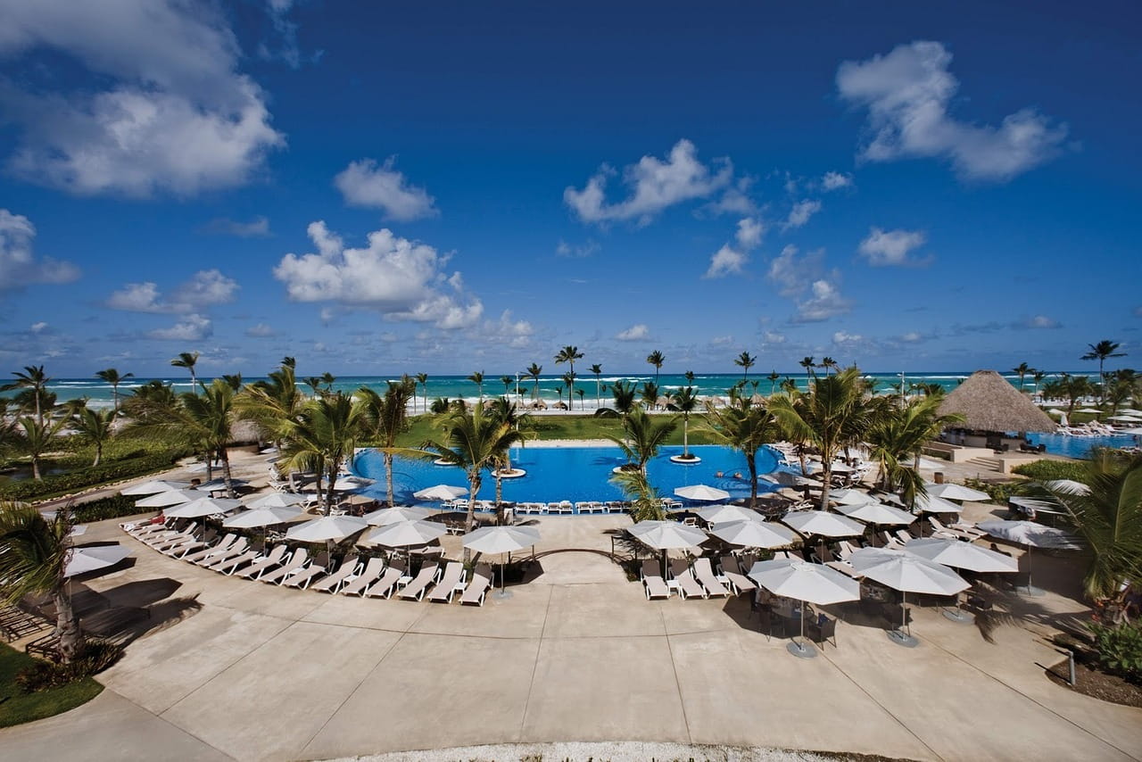 piscina con hamacas y el mar caribe