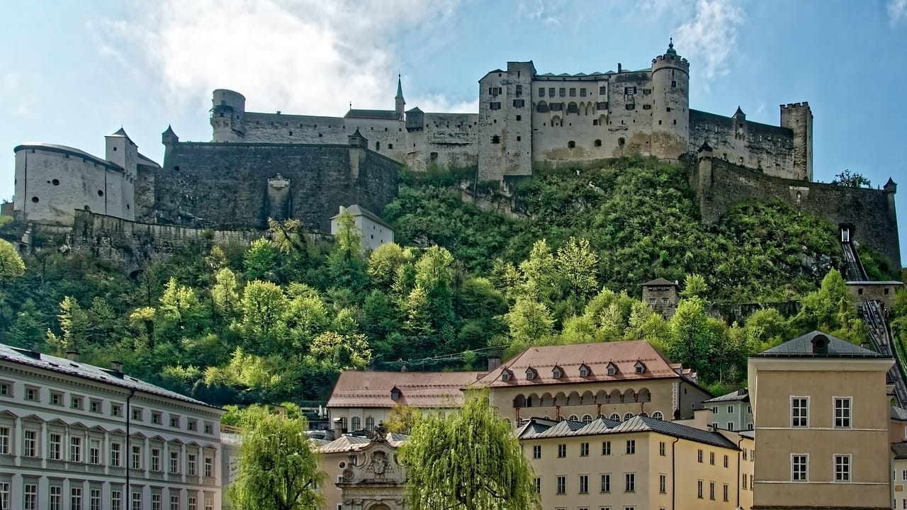 castillo sobre colina Salzburgo