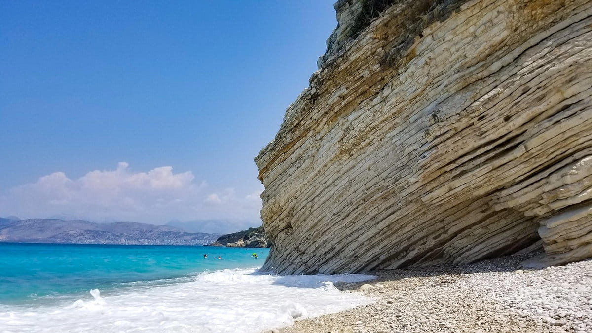 Roca frente a una playa en Saranda