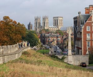 murallas y casas en York
