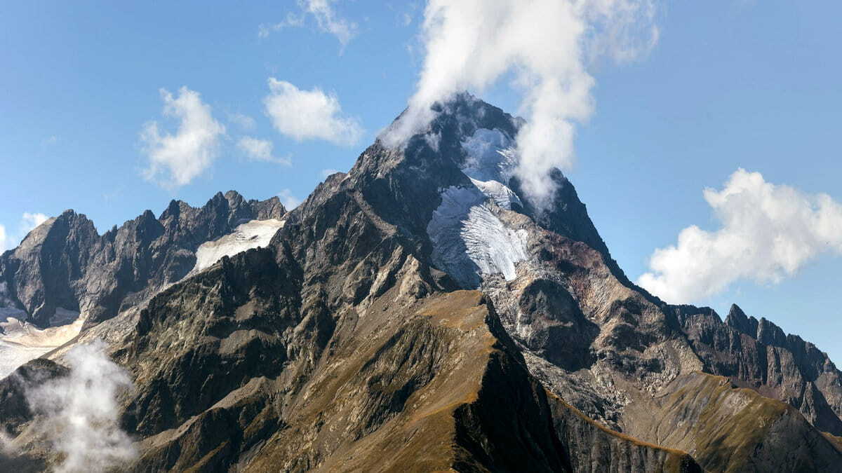 Vista de una de las cumbres del macizo de los Écrins desde los alrededores de Les Deux Alpes