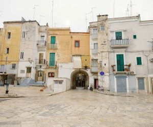 Tonos ocres en el centro histórico de Bari.