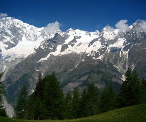 El pueblo de Courmayeur bajo las montañas de los Alpes italianos