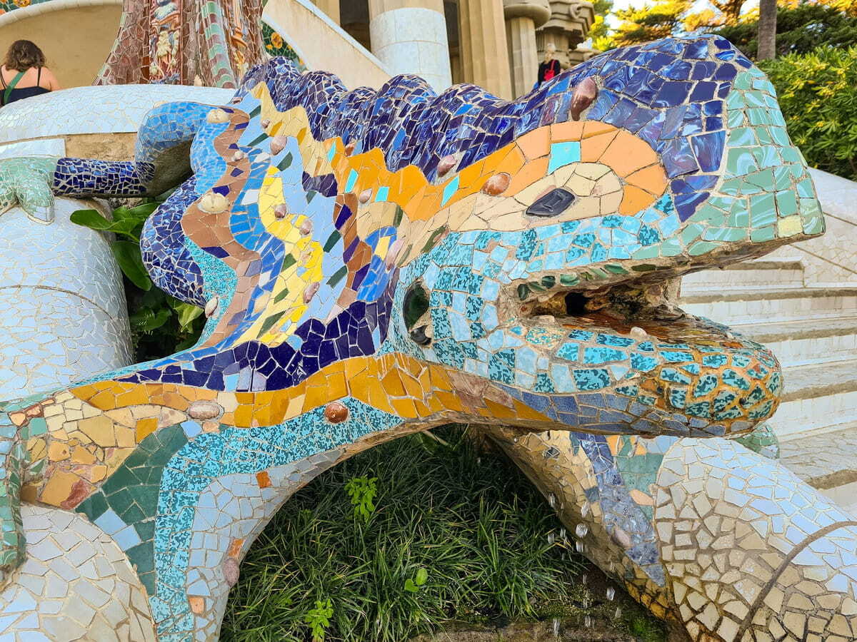 El famoso dragón apostado sobre la escalinata del Parc Güell