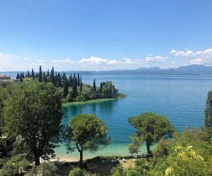 La panorámica con el lago y las montañas.