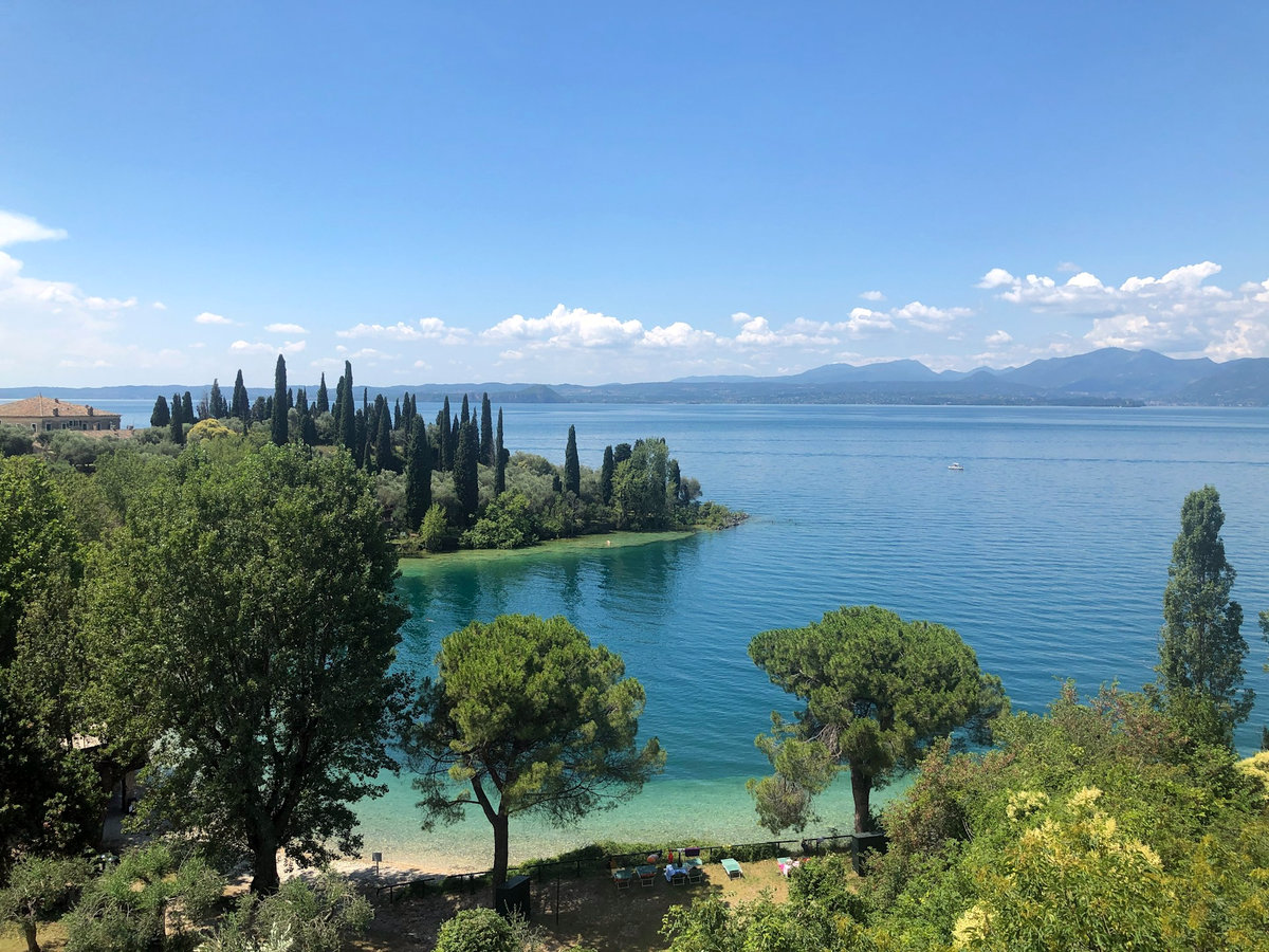 La panorámica con el lago y las montañas.