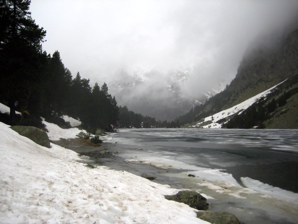 El lago de Redó helado a inicios de la primavera
