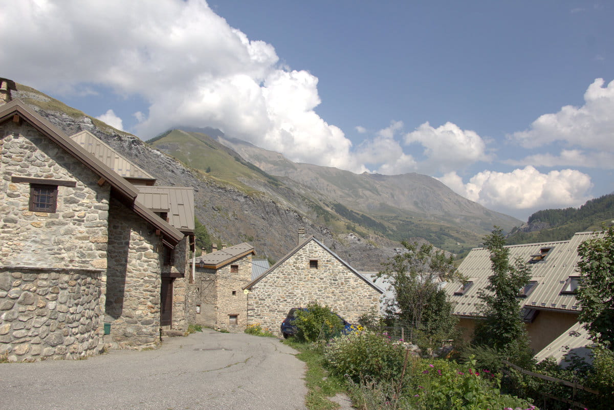 Casitas a las afueras de La Grave