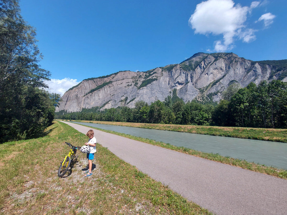 Recorriendo los alrededores de Bourg d'Oisans en bicicleta