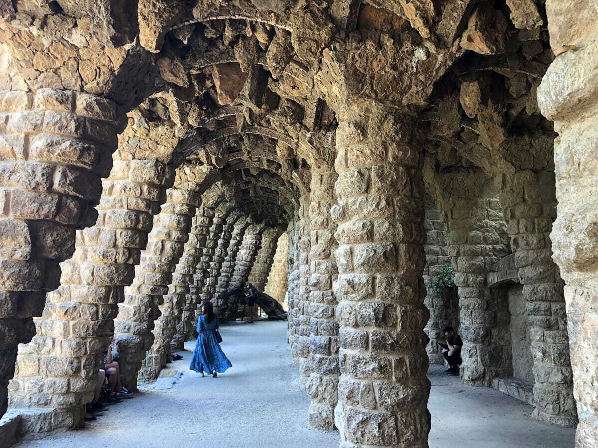 Las famosas columnas inclinadas en el Parc Güell