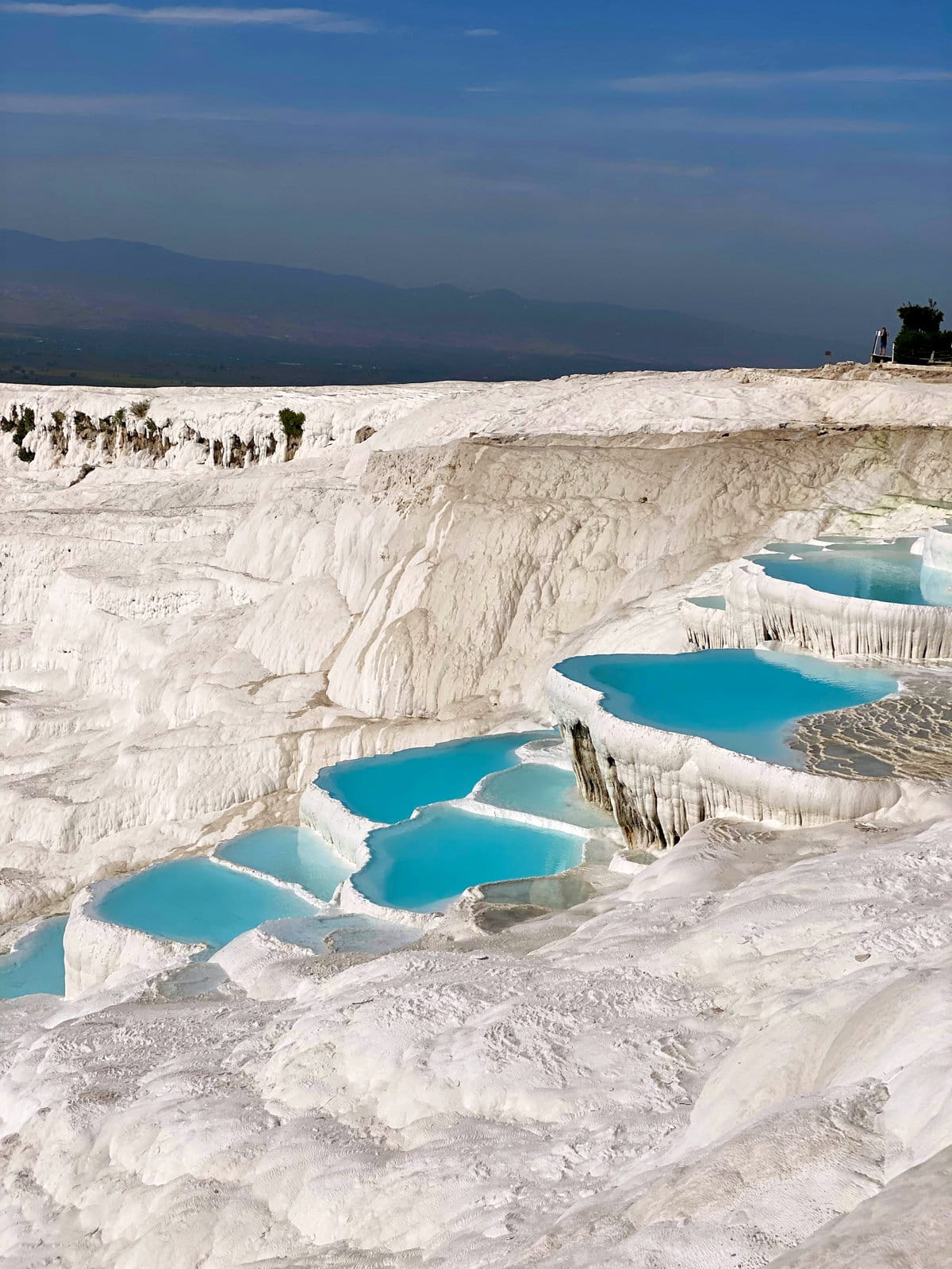 Travertinos y piscinas de agua azul en Pamukkale