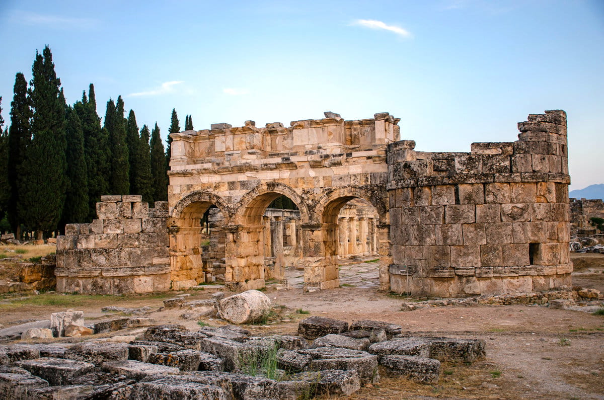 Ruinas de la antigua ciudad de Hierápolis en Pamukkale