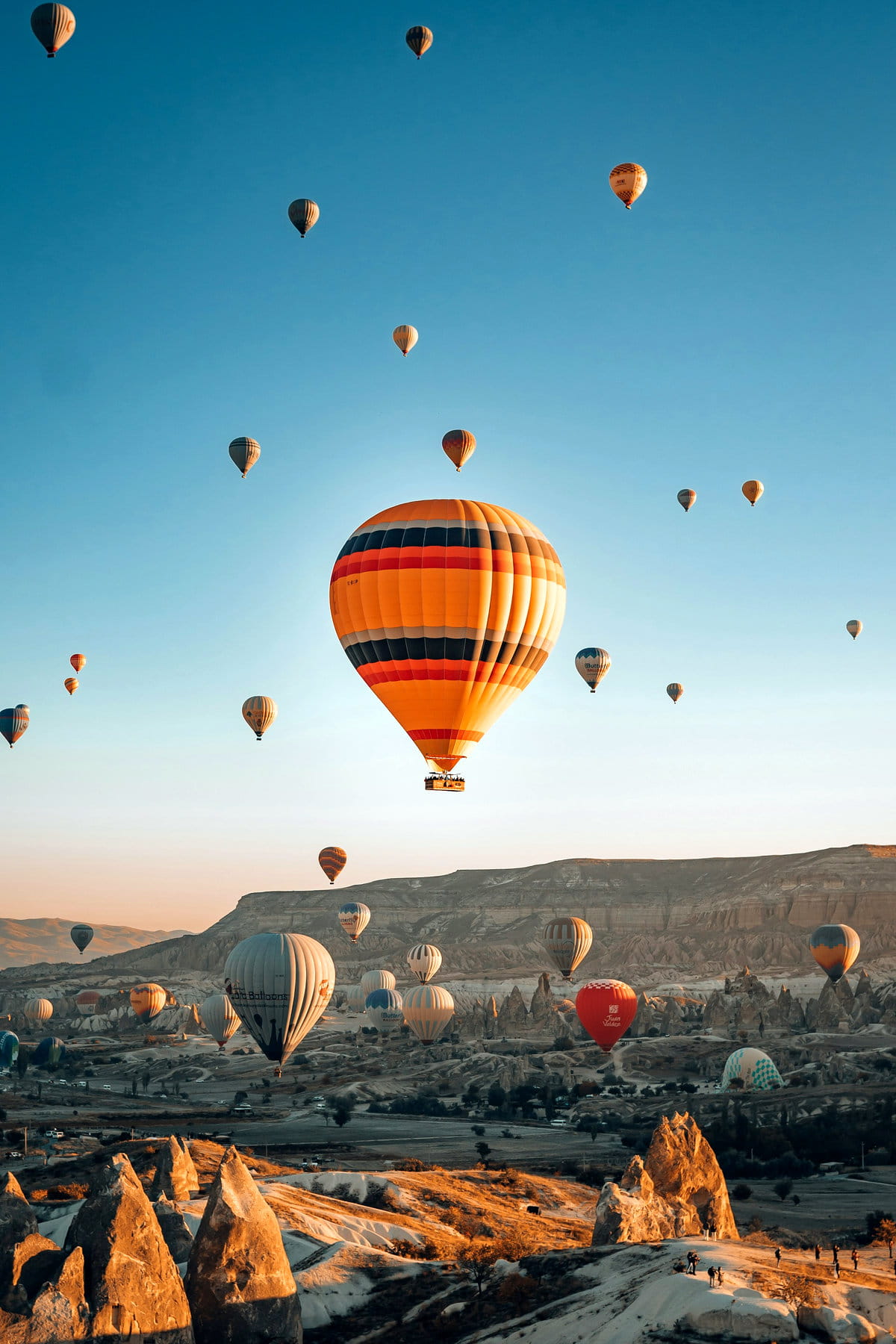 Globos aerostáticos entre las formaciones rocosas de Capadocia