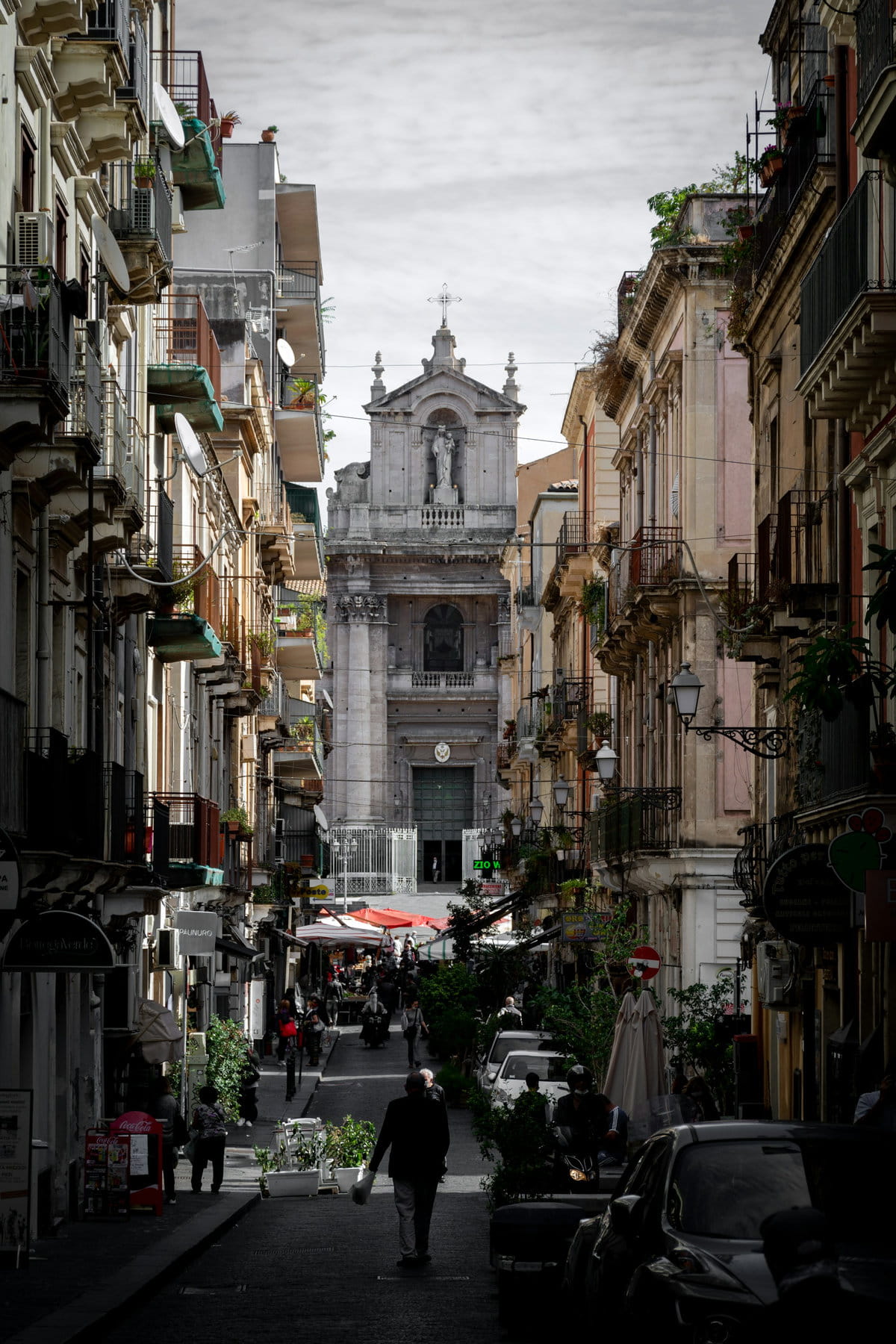 Calle del centro histórico de Catania con una iglesia al fondo