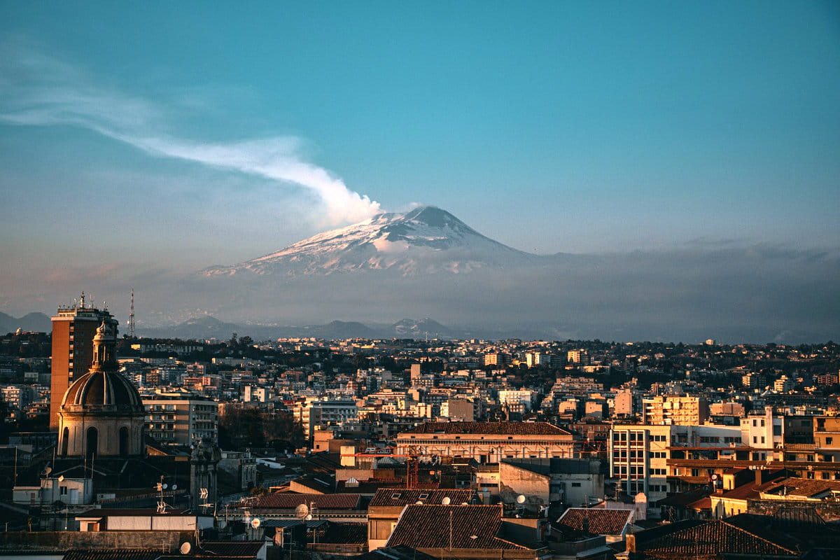 Vista de Catania con el Etna al fondo