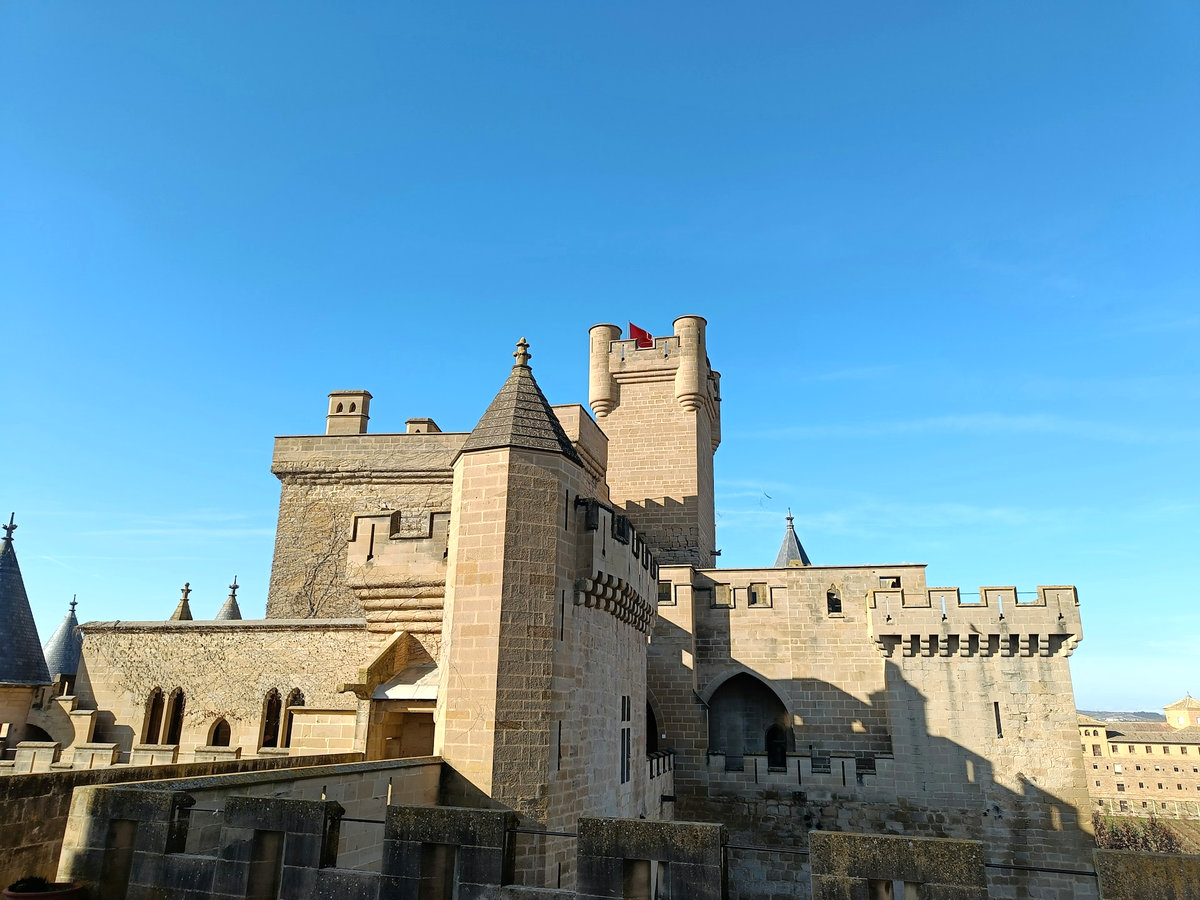 Torres, almenas y muros del Palacio Real de Olite